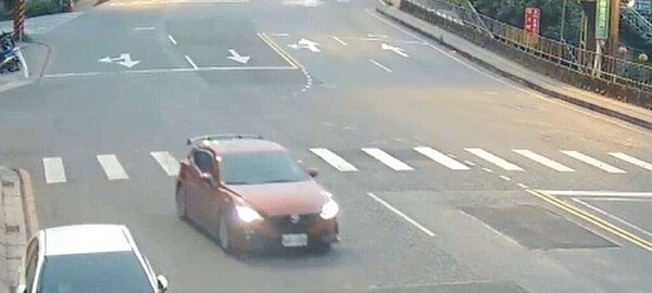 30歲洪姓男子23日清晨5時許，開紅色自小客車搭載2名少女駛入新北市新店某汽車旅館，洪男6小時後獨自開車離開，事後2少女被發現死在旅館內。（警方提供／陳慰慈新北傳真）