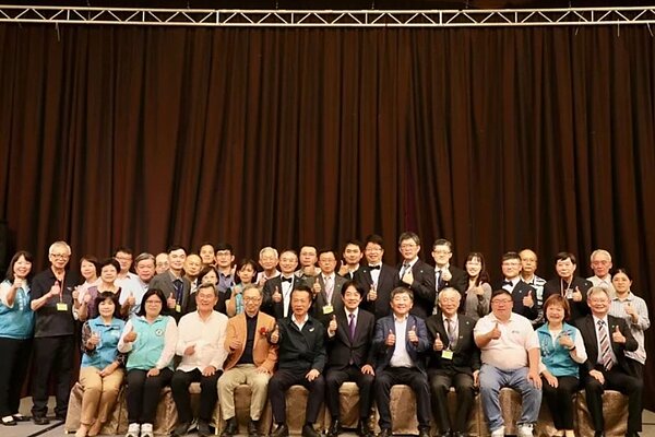 副總統賴清德（前排右六）23日參加嘉義縣牙醫師公會會員大會，肯定牙醫師公會整合人力。圖／嘉義縣政府提供
