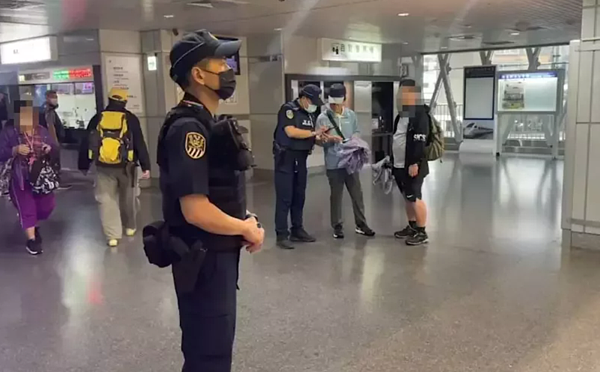 台鐵局今天接獲有人留言,在基隆車站安裝炸彈,鐵路警察下午派員到基隆站檢視及戒護。記者邱瑞杰/翻攝