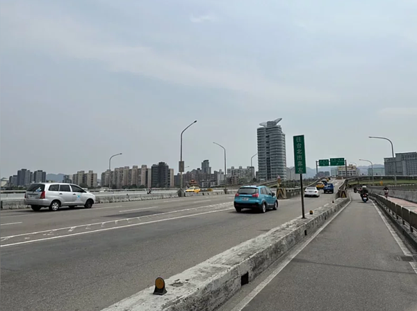 新北秀朗橋自4月26日至5月4日,每日夜間11時至翌日上午6時,橋上將有LED燈具換裝工程,屆時將分階段封閉匝道及車道施工,請用路人提前改道通行。圖/新北工務局提供