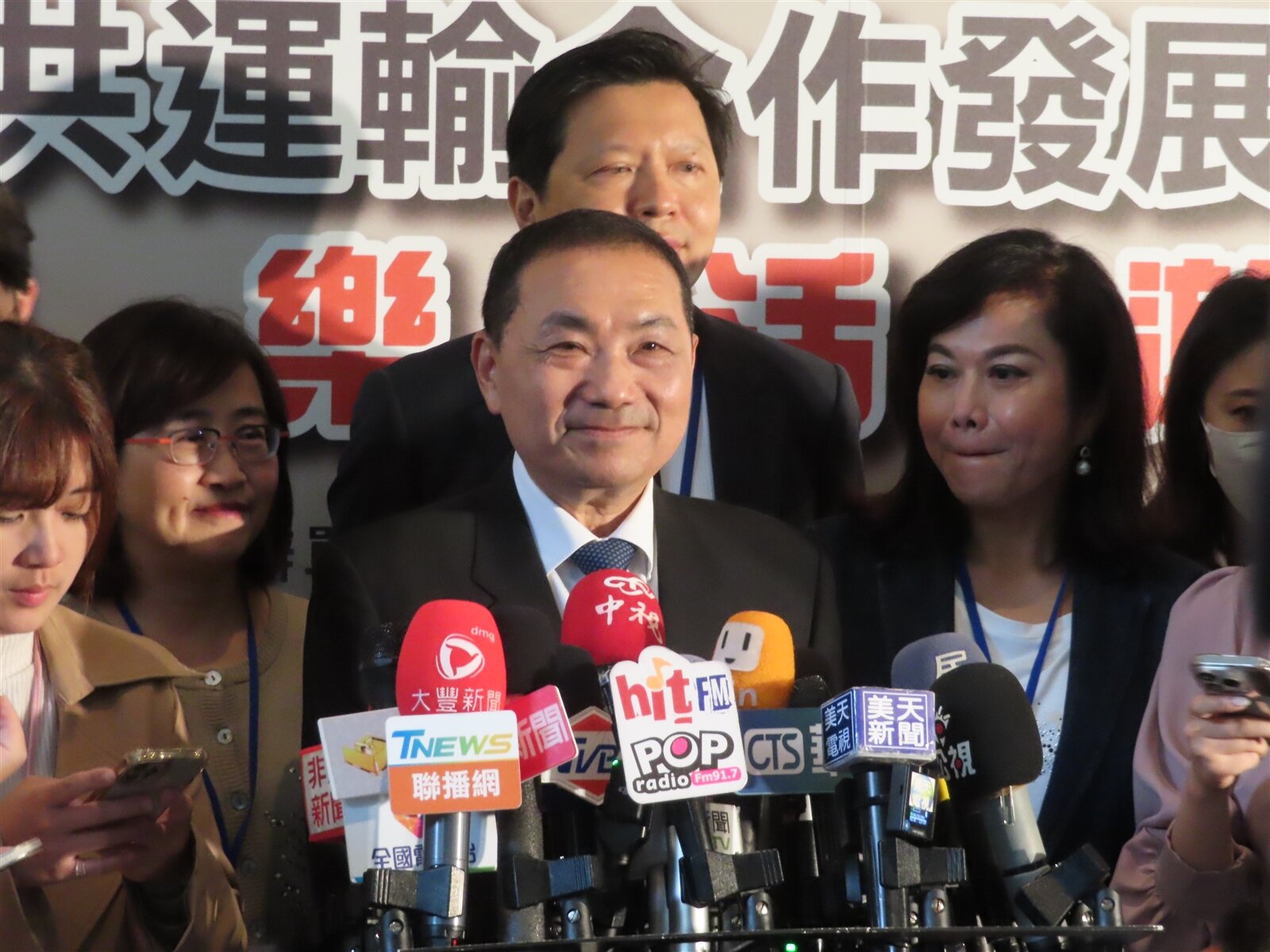 新北市長侯友宜今日表示，基北北桃1200月票將於7月上路，不過目前中央提供3年200億的補貼是不足以應付千萬人口的。記者張睿廷／攝影 