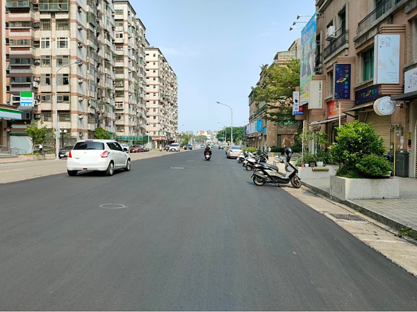 路面由各管線單位挖掘後,先自行修復以維護行車安全,此時道路補丁為「假修復」狀態,而管線單位在工程完成後,也會另安排時間儘速依路寬進行正式刨鋪作業。圖/工務處提供