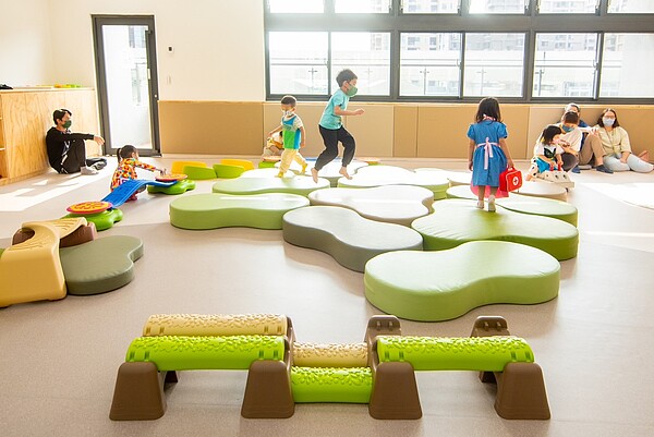 桃園「桃寶館」開幕,結合托嬰、幼兒園、親子館及早療中心。圖/桃園市政府提供