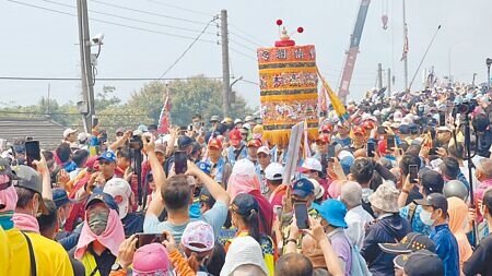 大甲媽9天8夜遶境24日抵達新港鄉,今年參與信眾是往年3倍,一路跟隨媽祖的進香隊伍排成長龍。(呂妍庭攝)
