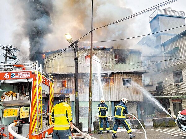 基隆市暖暖區金華街一處民宅24日失火,火勢受到控制後,消防人員在2樓臥室發現一名童姓婦人遺體。(基隆市消防局提供/張志康基隆傳真)(自殺不能解決問題,勇敢求救並非弱者,自殺防治專線1925)