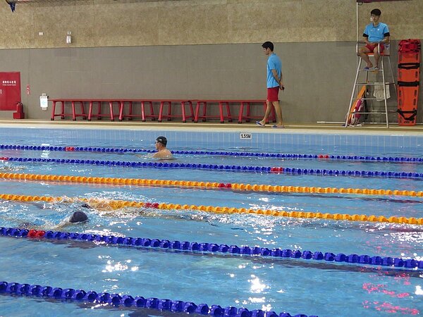 桃園國民運動中心游泳池關閉超過2年，體育局表示開放要延到7月，許多市民大失所望。聯合報系資料照片