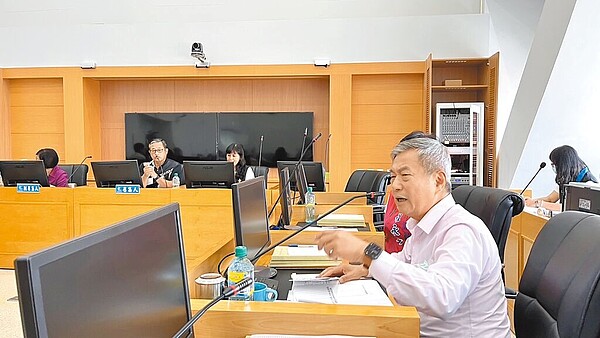 台中市議員鄭功進抨擊,台中購物節預算因國民黨多數暴力投票通過,讓委員會審查淪為形式。(鄭功進提供/林欣儀台中傳真)