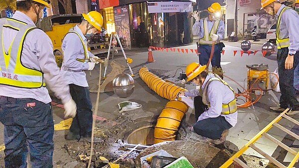 高雄巨蛋商圈23日晚間無預警停電,經台電徹夜搶修,24日凌晨2時21分全數復電。(台電高雄區處提供/柯宗緯高雄傳真)