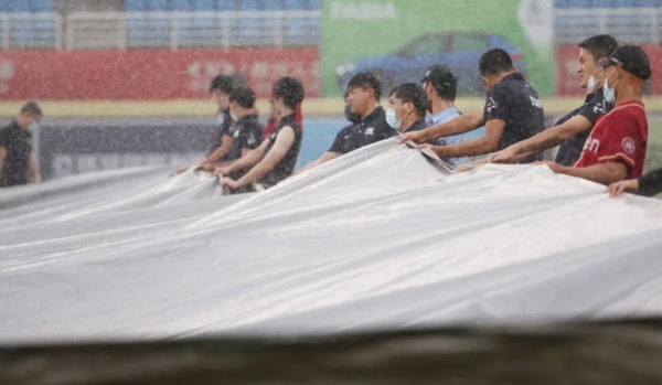 樂天桃園棒球場遇雨積水問題，讓球迷戲稱「超級壩」、「青埔湖」。聯合報資料照片