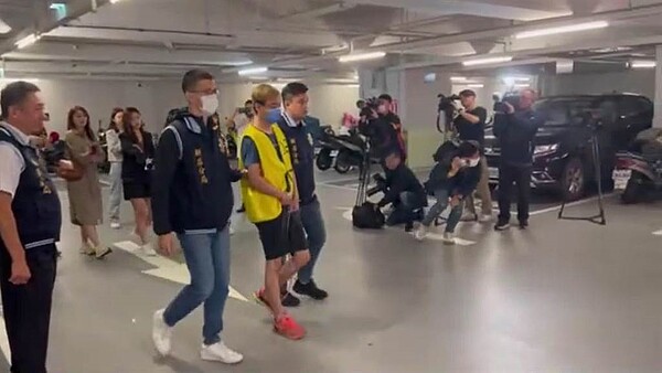 2名少女疑吸毒猝死,遭丟包在新北市汽車旅館內。約她們開趴的洪姓男子(中)24日被依殺人、遺棄屍體、毒品罪嫌送辦,北檢複訊後向法院聲押禁見。圖/王揚傑翻攝