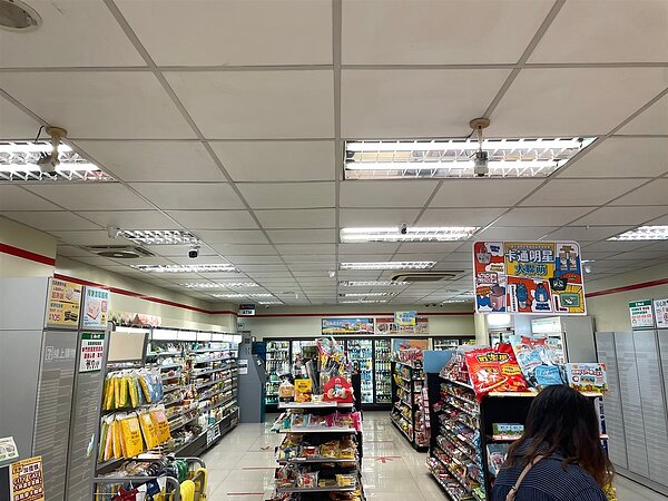 新北市政府鼓勵業者進行LED燈具或隔熱設備等多元商品汰換，達節能減碳目標。圖／新北市府提供