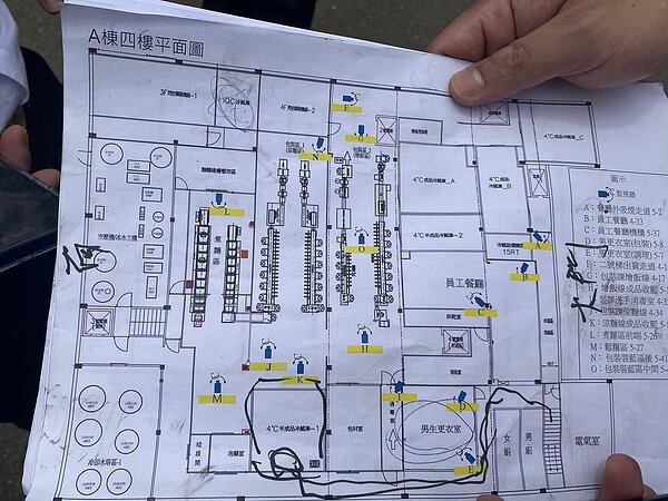 消防人員表示，員工躲到四樓的冷凍庫，以為比較安全，結果冷凍庫是塑膠擋簾，濃煙竄進冷凍庫。記者林宛諭／翻攝
