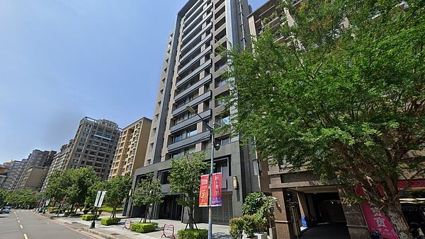 原po感嘆,新北房價高昂,就算苦熬10年,年薪百萬也買不起房。(示意圖/google maps)