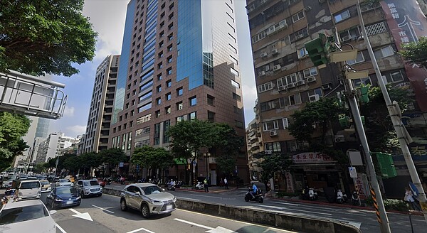 市容醜到沒價值 北市中段班不如新板特區?網搖頭:比辛酸的嗎 捷運六張犁周邊雖然市容較舊,但是因為交通與機能的緣故,網友認為仍是大勝新北市的房市熱區。圖/取自Google Maps