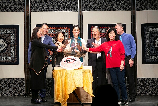 台北曲藝團舉行「切餅儀式」,邀請長期推動傳統藝術文化的貴賓們上台啟動光球,期望未來每場演出都能「糕(高)」朋滿座。圖/永慶房產集團提供