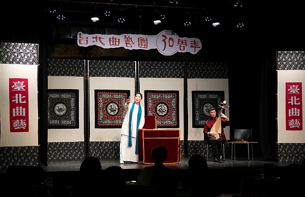 4月24日「北曲三十周年」記者會,台北曲藝團團長葉怡均準備台灣獨創「音樂評書」結合脫口秀節目,讓現場觀眾與貴賓欣賞精彩的相聲表演。圖/永慶房產集團提供