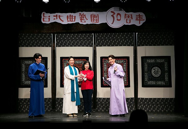 葉怡均團長特別頒發感謝獎座,由永慶慈善基金會副執行長林麗華代表受獎,感謝永慶慈善基金會贊助今年《2023 說唱季敘》8場曲藝表演,為傳統文化推廣盡心力。圖/永慶房產集團提供