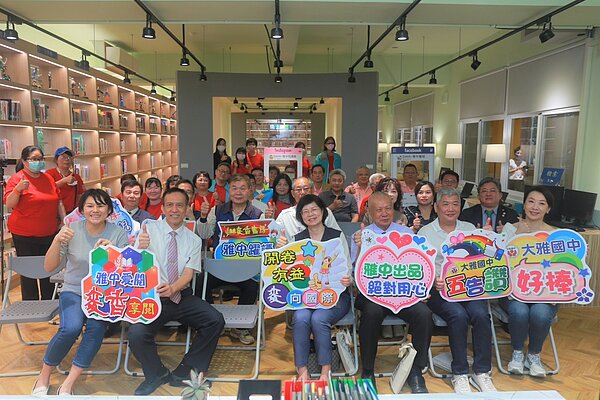 台中市立大雅國中圖書館「麥香書房」25日揭牌啟用。圖／台中市政府提供