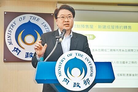 《平均地權條例》修法日前三讀通過,內政部長林右昌(見圖)25日預告5項子法,林右昌表示,這次政策重點包含私法人買受住宅許可制、限制預售屋新建成屋換約轉售以及檢舉獎金制度。(杜宜諳攝)
