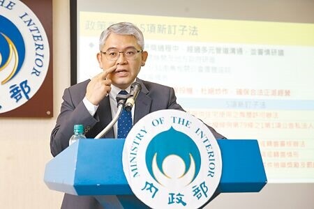 
內政部昨預告《平均地權條例》5項子法，內政部次長花敬群（見圖）表示，為了避免讓民眾權利受限，確定不溯及既往，但嚴格限縮換約轉售的情形。（杜宜諳攝）

