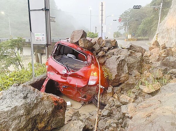 苗62線泰安、大湖路段經常因為豪雨崩坍,本月20日還發生落石砸車意外,大湖鄉長黃惠琴、泰安鄉長陳吉基25日出席縣務會議時,為地方請命建設明隧道,盼改善當地交通。圖/苗栗縣政府提供