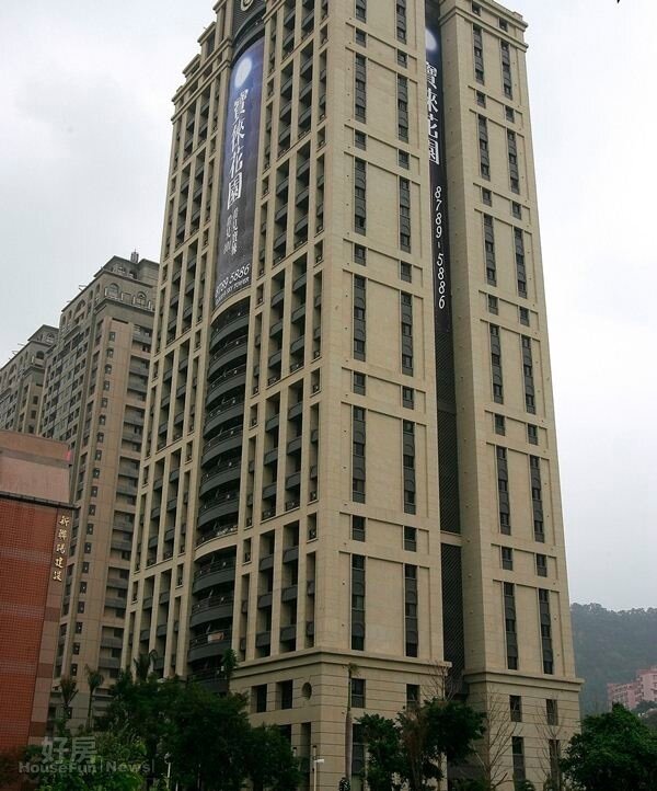 1「寶徠花園廣場」座落在台北市信義路五段,高聳的建築非常氣派。