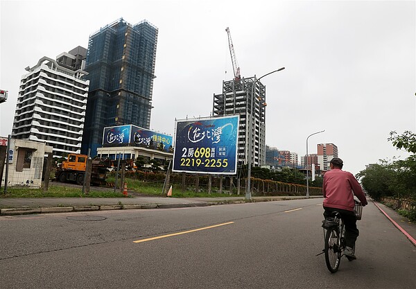 平均地權條例子法今天預告,針對預售屋換約限制不溯及既往,內政部次長花敬群今表示,考量購屋人在等待交屋過程權益受限的情況,以及信賴保護原則,決定不溯及既往,一開始大家會認為是開後門,但後來發現其實是為了要關後門,各界經討論後,現階段應可接受也能理解。記者胡經周/攝影