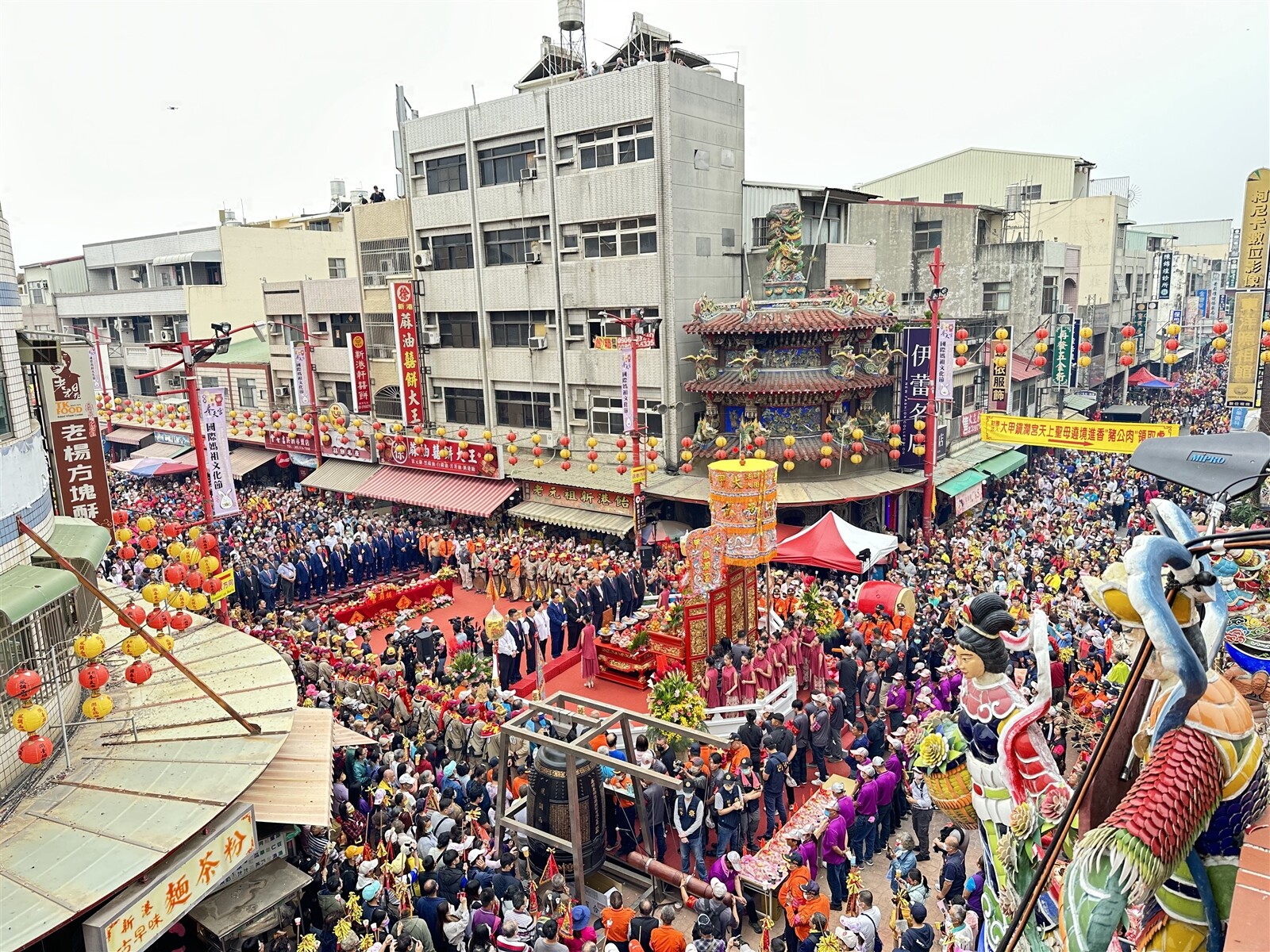 大甲媽遶境到嘉義縣新港奉天宮進香，昨天上午8點舉行媽祖祝壽大典，逾萬名信徒跪參拜祝壽。記者呂慧瑜／攝影 