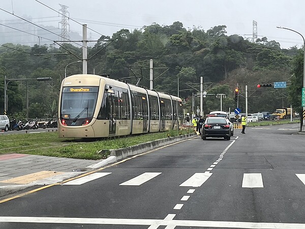 安坑輕軌列車昨疑遭自小客車違規左轉擦撞。記者王長鼎／攝影 