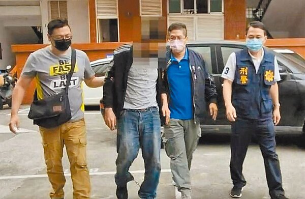 高雄市鳳山區趙姓里長上午8點多走出服務處門口時，遭2名陌生歹徒持鐵棍突襲，警方獲報到場，與現場民眾合力壓制1名嫌犯（左二）。圖／高市鳳山分局提供