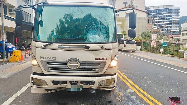 孕婦載女兒上學途中與貨車碰撞車禍，現場遺留死者的鞋子，及灑滿地來不及吃的早餐。圖／民眾提供