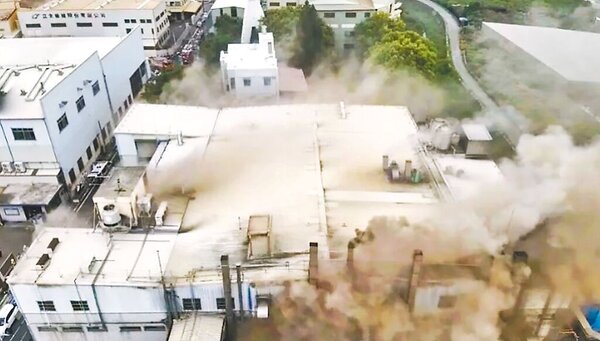 聯華食品公司彰化廠25日發生大火，濃煙不斷冒出，阻斷受困員工逃生機會。（中新社）
