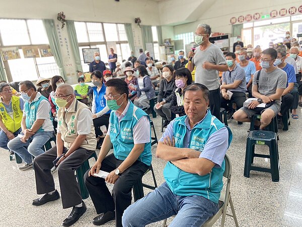 台南柳營區有養雞場將進駐緊鄰社區, 民進黨南市黨部主委潘新傳(右1)聲援居民要求停工。圖 /民進黨台南市黨部提供
