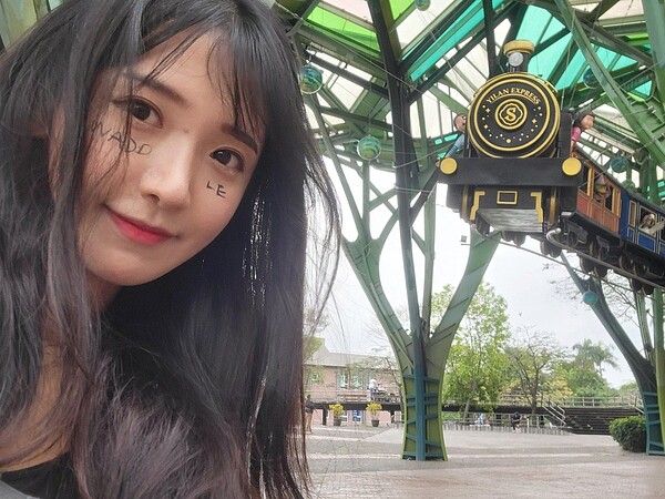 企鵝妹來台徒步環島,不料卻遭一名蒙面男子尾隨整整4小時。圖/取自推特