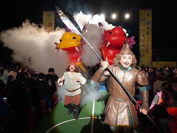 紙風車劇團將在4月28日及29日晚間7時,分別在峨眉鄉峨眉國小及芎林鄉芎林國小演出。圖/新竹縣政府提供