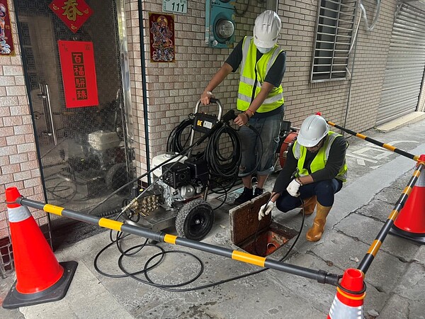 北市今年引進小型高壓清洗機，讓後巷汙水管渠清疏更快速。圖／台北市政府提供