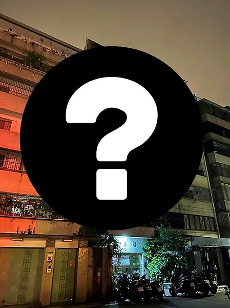 近日在臉書社團《路上觀察學院》出現一張大樓照片，並寫到「蚊子不太敢靠近」，笑翻一堆網友。圖／取自路上觀察學院