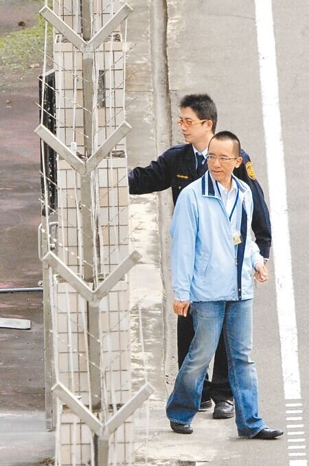 前總統陳水扁兒子陳致中涉及洗錢罪案,昨判刑1年定讞。圖為2010年陳致中到台北看守所探父的畫面。(本報資料照片)