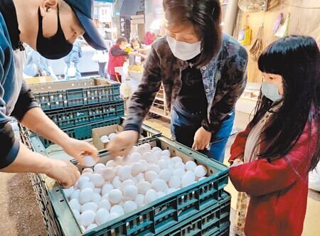 農委會主委陳吉仲26日指出，原實施到今年底的雞蛋進口專案將延長到明年6月底，保證「明年不缺蛋」。（本報資料照片）