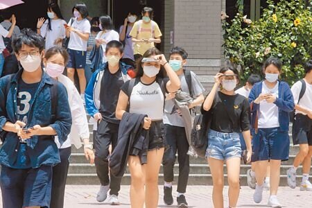 5月20日、21日國中教育會考,回歸疫情前相關應試作為,家長可以陪考,考生自主決定是否戴口罩,確診者也可應考。(本報資料照片)