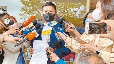 前立委顏寬26日遭中檢依貪汙、竊佔等罪嫌起訴,顏喊冤強調「政治迫害,我無罪!」(本報資料照片)