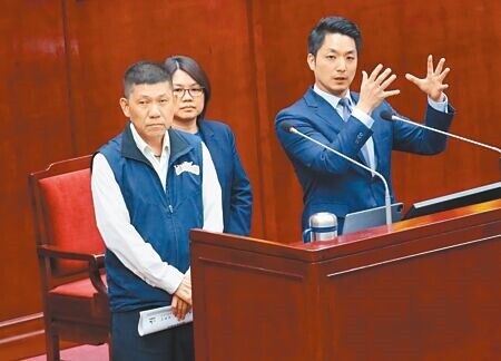 台北市政府推出「U-Sport」計畫遭議員質疑因系統整合問題恐怕會跳票，市長蔣萬安（右一）26日在議會報告追加減預算時表示，「U-Sport」計畫最快9月上路。（范揚光攝）