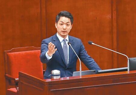 台北市長蔣萬安26日赴議會報告市府追加減預算,其中幸福育兒、開創教育、長照關懷及全民運動等4大新政,將需增加18.46億元。(范揚光攝)