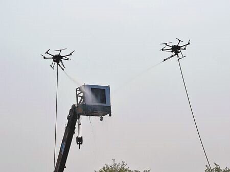 台南市政府消防局創新研發小組打造的「射水無人機」,可離地約10層樓高射水。(洪榮志攝)