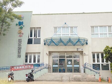 南部旱災尚未緩解,水情持續嚴峻,先前高市教育局跟進市府政策,停止校園游泳課程,不過卻有民眾爆料,左營新光國小游泳池因屬於委外經營,因此可以持續提供游泳課程,引發家長不滿。(楊舒婷攝)