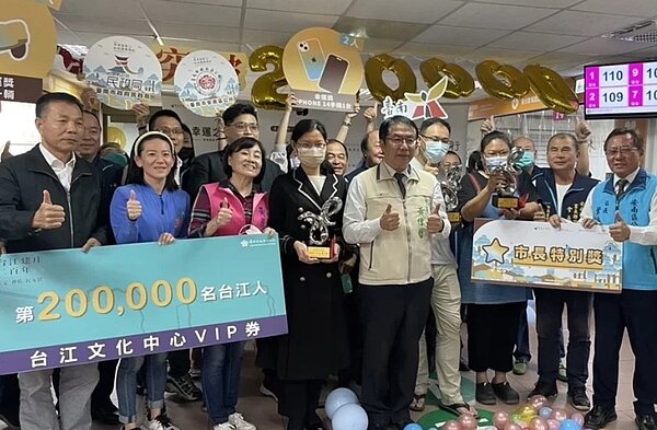 安南區穩坐台南人口第2大區,市長黃偉哲上月底頒禮品給安南區第20萬人口。圖/台南市政府提供