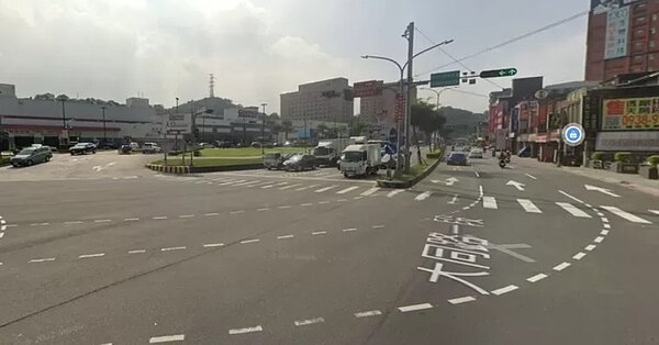 汐東線和基捷共構路段的南陽大橋站,鐵道局規畫設在Costco前面,後來尊重新北市府意見,改設在富士飯店後方。圖/翻攝自GoogleMap