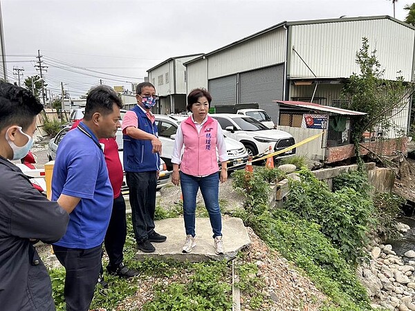 潭子區頭家里頭張路旁龍形溝漿砌卵石護岸損壞嚴重，立委楊瓊瓔及市議員賴朝國26日邀集相關單位現勘。（陳淑娥攝）