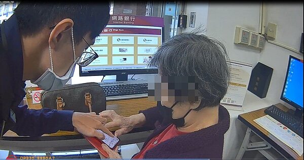 警方到場後耐心勸說,成功守住鍾姓婦人的200萬。圖/警方提供