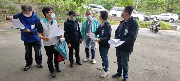 新竹市府秘書長張治祥視察生命園區成德路與成德一街口閒置空地，未來擬建停車場。圖／新竹市政府提供